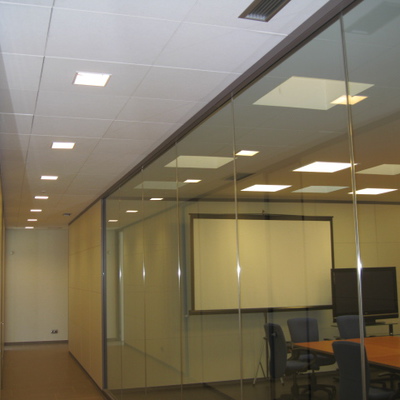 Pasillo ala izquierda, y sala de juntas de fondo.