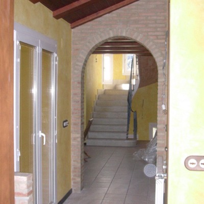 Pasillo con luz natural y paso en arco de cara vista