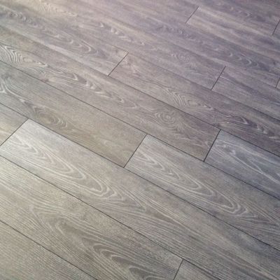 PAVIMENTO IMITACION MADERA GRIS EN P.V.C.