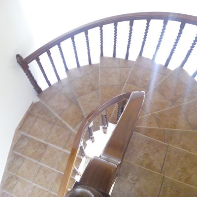 Peldaños escalera caracol