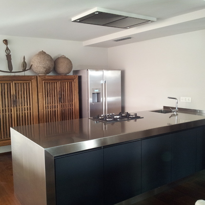 Península con bancada de acero y puertas de cristal lacado