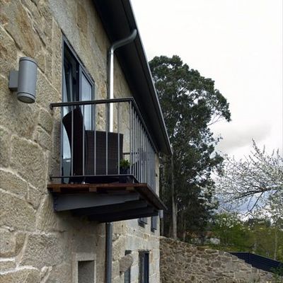 Pequeño balcón en la fachada posterior de la vivienda