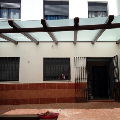 Pérgola acristalada con vidrios de seguridad
