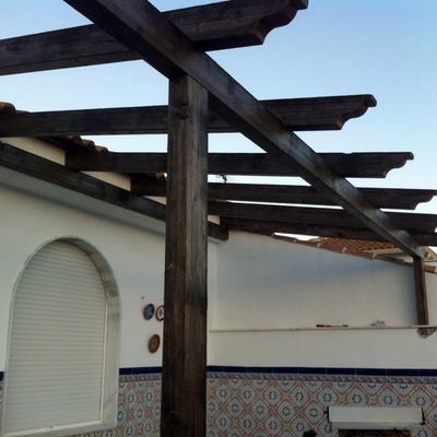 Pérgola en madera envejecida