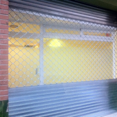 Persiana metalica con motor + escaparate de aluminio