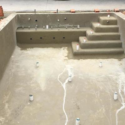 Escalera y bancos con jacuzzi