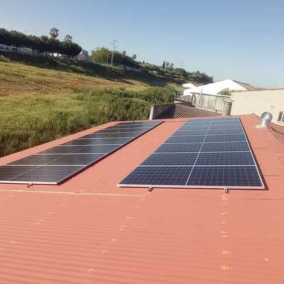 Taller mecánico con cubierta de chapa