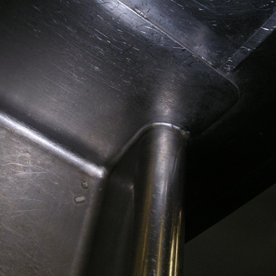 Detalle acabados mesa en acero inoxidable