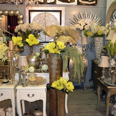 Piezas de decoración, muebles auxiliares… con una gama de colores suaves.