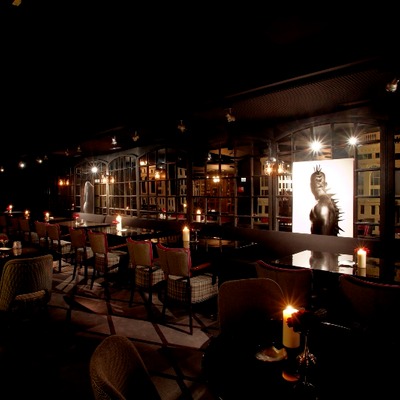 Pintado a pistola en techo y paredes.