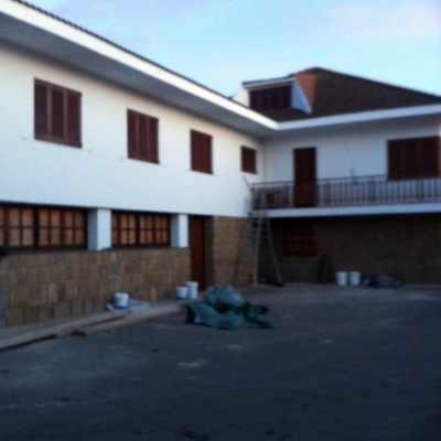 pintado de fachada y barnizdo de ventanas