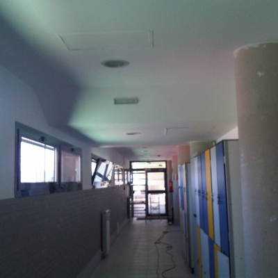 pintado de pasillos principales de complejos deportivos