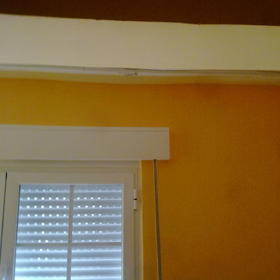 pintado de salon con persiana nueva y hueco cerrado