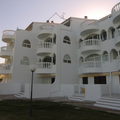 Pintando la fachada con un revestimiento de MONTO con garantia de 5AÑOS