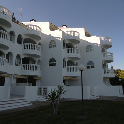 Pintando la fachada con un revestimiento de MONTO con garantia de 5AÑOS