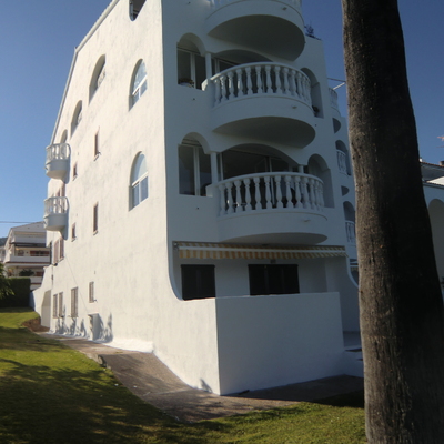 Pintando la fachada con un revestimiento de MONTO con garantia de 5AÑOS