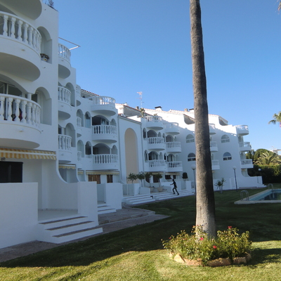 Pintando la fachada con un revestimiento de MONTO con garantia de 5AÑOS