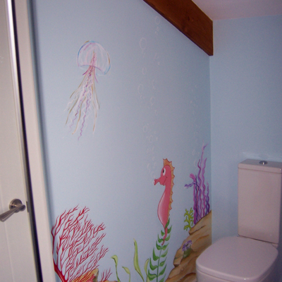 Pintura de dibujos en baño infantil