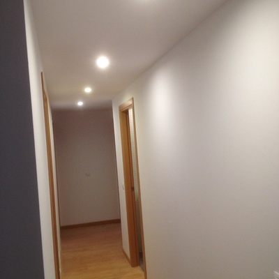 Pintura de pasillo e iluminación del pasillo