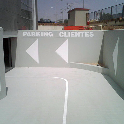 Pintura de señalización en garaje