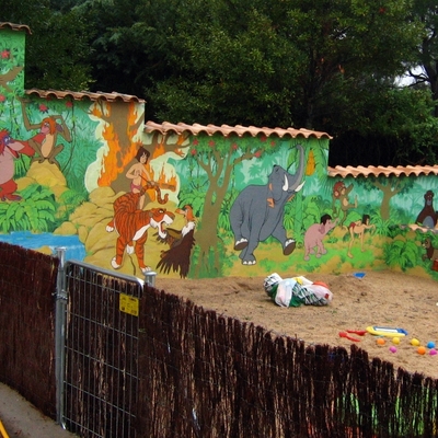 Pintura decorativa en el muro exterior en finca de un particular .Encinar del Alberche