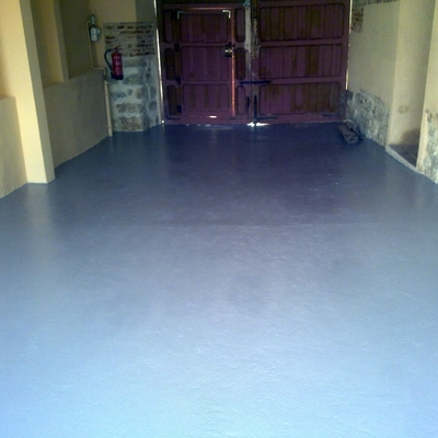 Pintura en parredes y suelo de garaje