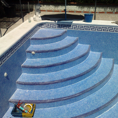 piscina azul niebla,con foca y ecaleras romanas