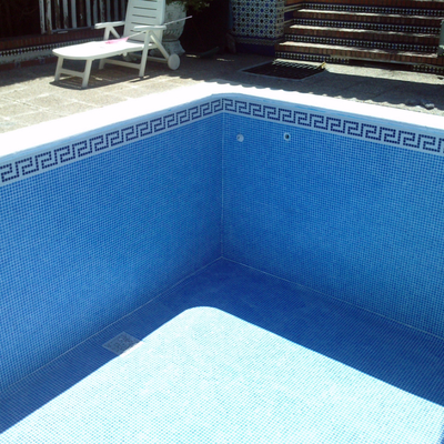 piscina azul niebla,con foca y ecaleras romanas