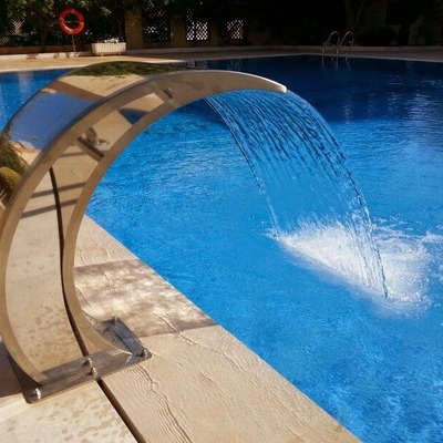 Piscina con cascada