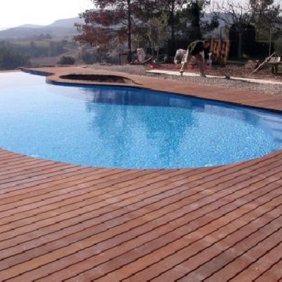 Piscina con desbordante 