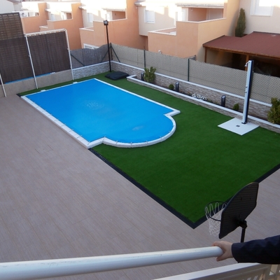 Piscina con escalera romana