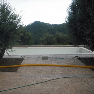 PISCINA CON GRESITE BLANCO Y TERRAZADE HORMIGON ESTANPADO