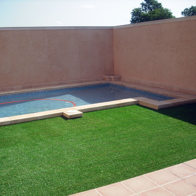 PISCINA CON GRESITE LILA Y CESPET ARTIFICIAL