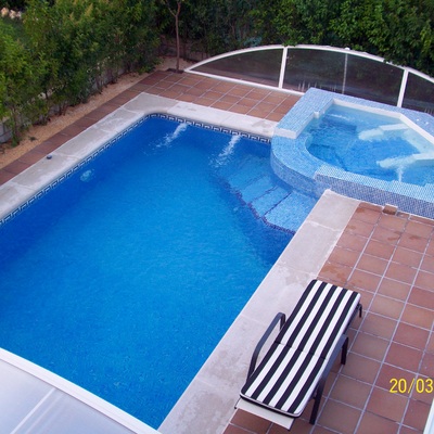 Piscina con Jacuzzi desbordante