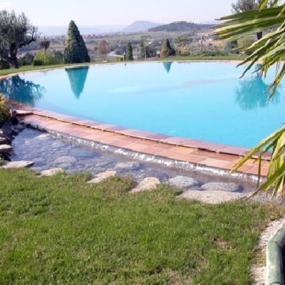 Piscina con pequeño desbordante