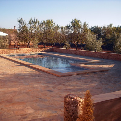 PISCINA CON TERRAZA DE LOSA DE PIEDRA