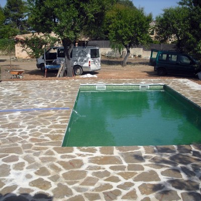 PISCINA DE ESTILO RUSTICO CON LOSA DE PIEDRA