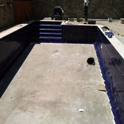 piscina de gresite azul marino