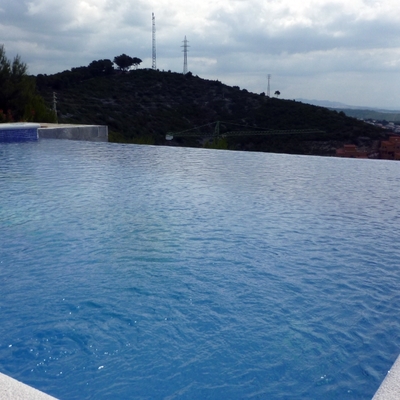 Piscina de obra desbordante