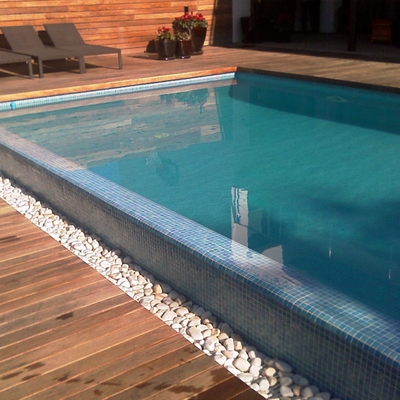 Piscina de obra con desbordante