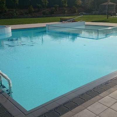 Piscina desbordante publica