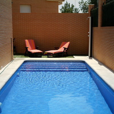 Piscina encajada entre muros