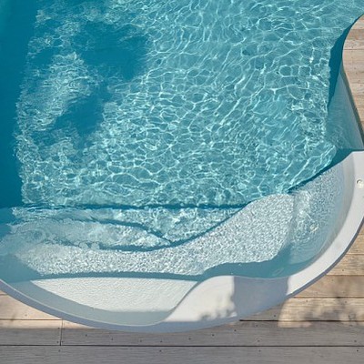 Piscina forma libre con escalera