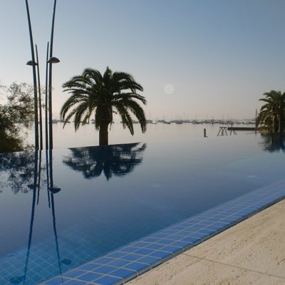 Piscina Infinity con vistas al mar