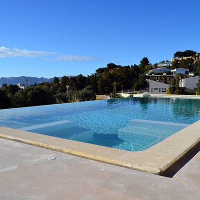 Piscina Infinity con zona Jacuzzi
