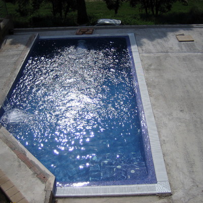 piscina rebosante
