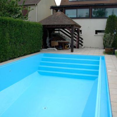 PISCINA TERMINADA EN COLOR AZUL