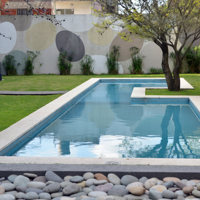 Piscina con arbol