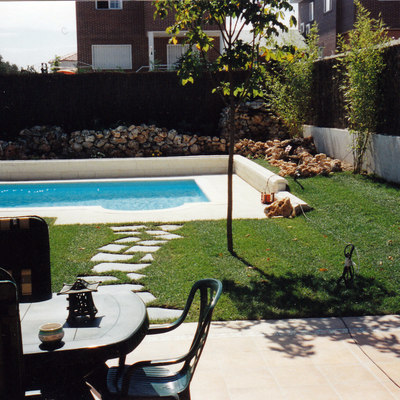 PISCINA Y JARDIN SEVILLA LA NUENA