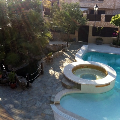 PISCINA Y JAZUZZI